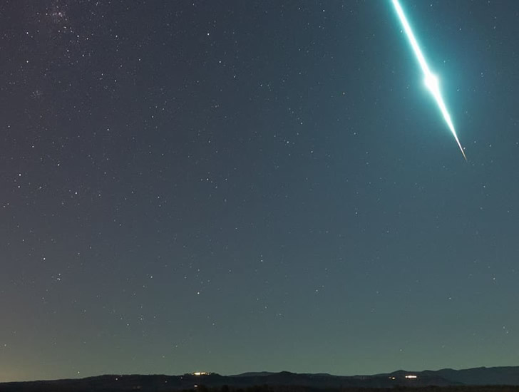 天空突然变紫，一颗巨型流星闪亮滑过