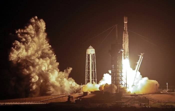 SpaceX猎鹰重型火箭首度夜间升空搭载24枚卫星上太空 中央推进器回收失败