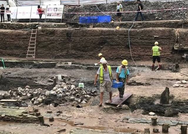 暴雨连场后广州市越秀区大佛寺南院考古现场发现百多件晚唐陶器