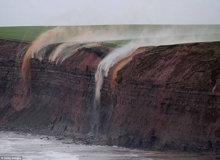 英国约克郡海边悬崖狂风将雨水吹回的震撼瞬间