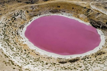 土耳其科尼亚的梅尔奥布鲁克湖（Meyil Obruk Lake）变成粉红色