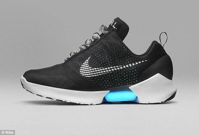 美国体育用品巨头Nike公布首款可以自动绑带的运动鞋HyperAdapt 1.0