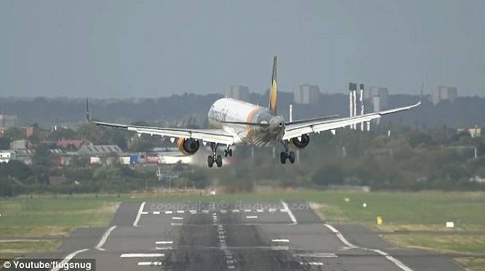 空中客车A321客机降落英国伯明翰机场遇到猛烈侧风惊险降落