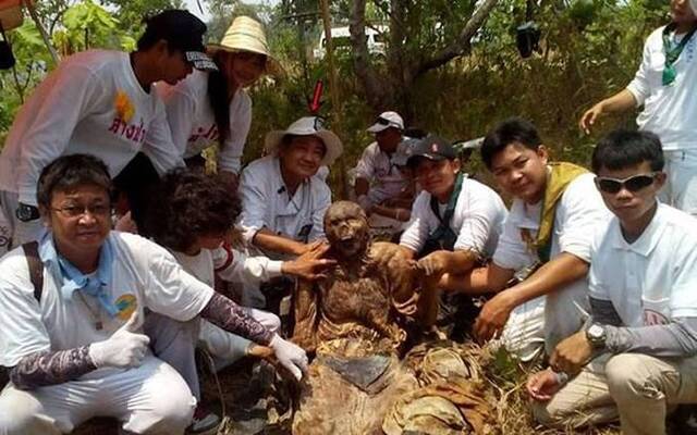 黑魔法作祟？泰国墓地出土一具不腐尸体 皮肤布满梵文咒语、墨迹刺青