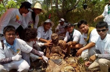 黑魔法作祟？泰国墓地出土一具不腐尸体 皮肤布满梵文咒语、墨迹刺青