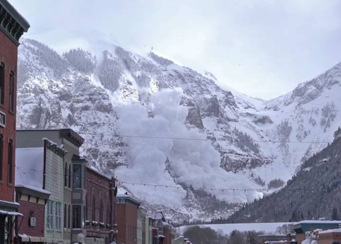 美国科罗拉多州小镇特柳赖德炸山 人工雪崩好壮观