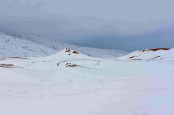 撒哈拉沙漠又下雪 阿尔及利亚小镇从沙漠门户变成银白世界