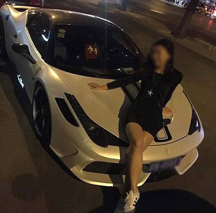 新西兰华裔女穿高跟鞋爬超级跑车麦拿伦McLaren 675LT Spider拍照 车主怒斥滚下来