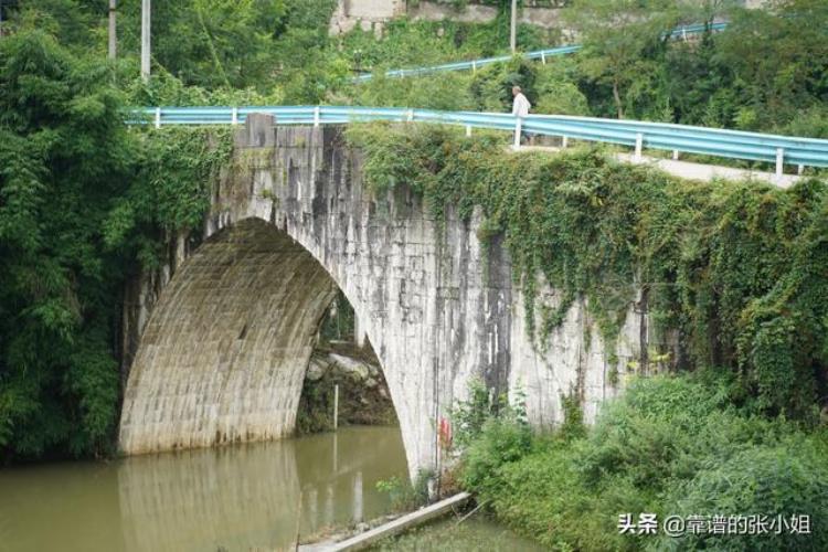 贵州桥下面悬着的古剑,贵州山村古桥下悬挂的宝剑