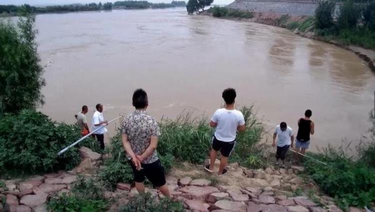 小浪底泄洪村民捡鱼,小浪底水库泄洪捕鱼