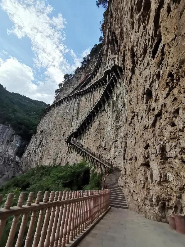 山西的悬空栈道穿越惊险美景天成