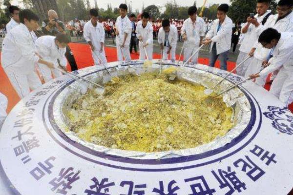 世界上最大的炒饭:足足花费15万元(炒出4吨重炒饭)