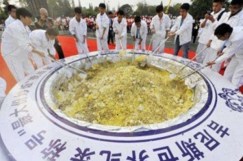 世界上最大的炒饭:足足花费15万元(炒出4吨重炒饭)