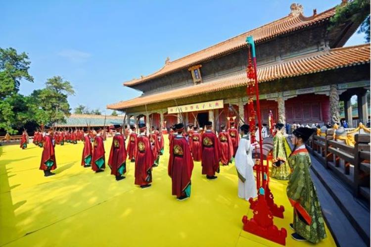 第一个祭孔的帝王,历史上孔家能威胁皇权吗