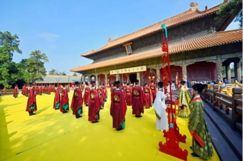 第一个祭孔的帝王,历史上孔家能威胁皇权吗