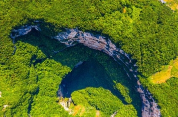 重庆奉节发现外星人的地球工厂科研人员世界最大漏斗天坑