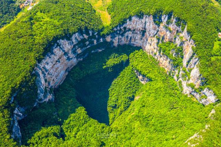 重庆奉节发现外星人的地球工厂科研人员世界最大漏斗天坑