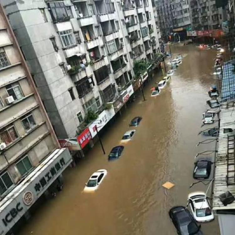 暴雨触电身亡,雷雨天游泳被雷击中