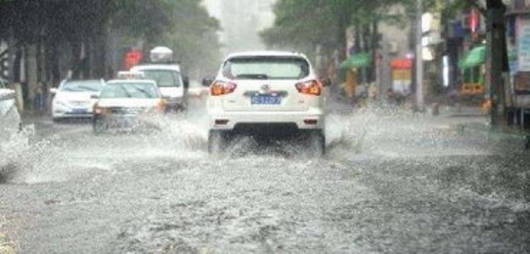 暴雨触电身亡,雷雨天游泳被雷击中