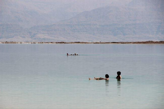 人可以在死海上行走吗?死海远比你想象中危险（不能走）